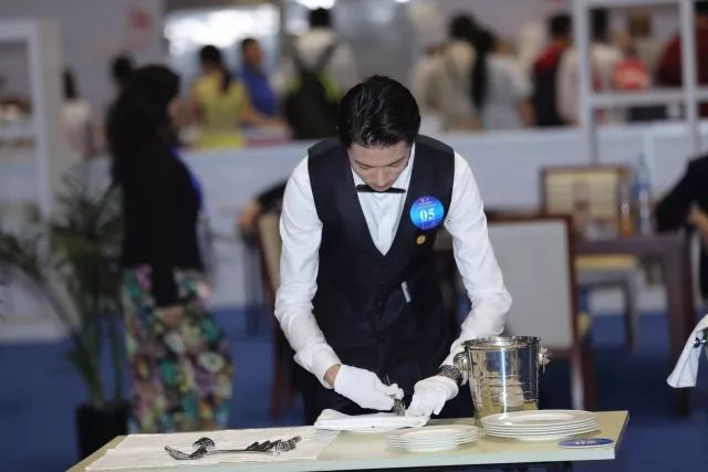 技藝精湛展風(fēng)采，服務(wù)卓越贏未來(lái)——上海市商貿(mào)旅游學(xué)校選手在第45屆世界技能大賽全國(guó)選拔賽中榮獲餐廳服務(wù)項(xiàng)目銀牌